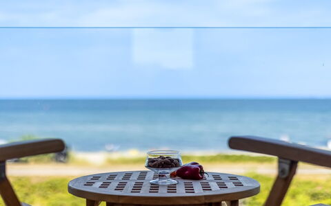 Vincent - 10M from the Sea: Mueble, Azul, Agua, Cuerpo De Agua, Mueble Para Exteriores, Horizonte, Mar, Mesa, Silla, Oceano