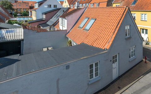 Zezilie - 500M from the Sea: Barrio Residencial, Techo, Suburbio, Entrada De Coches, Inmuebles, Tubo De Lámpara