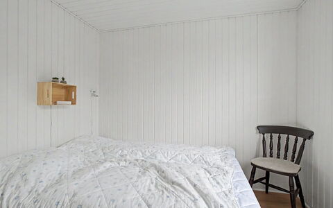 Annalia - 50M from the Sea: Madera, Habitación, Diseño De Interiores, Lecho, Sábana, Piso, Techo, Cama, Linos, Suelo