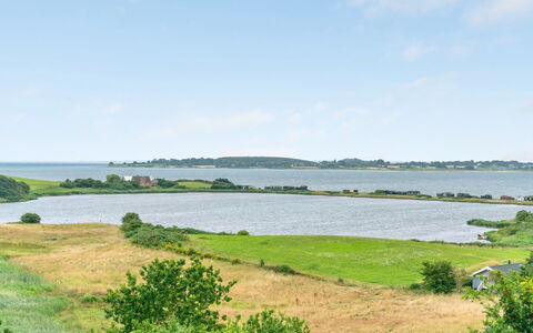 Chayton - 450M from the Sea: Barrio Residencial, Techo, Suburbio, Entrada De Coches, Inmuebles, Tubo De Lámpara
