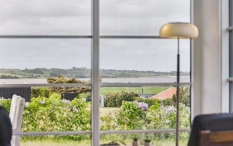 Ginnie - 300M from the Sea: Azul, Arbusto, Cabaña, Cobertura Del Suelo, Jardín, Inmuebles, Sombra, Paisajismo, Casa De Campo, Eco Hotel