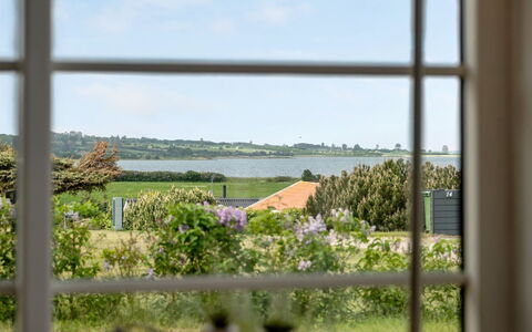 Ginnie - 300M from the Sea: Azul, Arbusto, Cabaña, Cobertura Del Suelo, Jardín, Inmuebles, Sombra, Paisajismo, Casa De Campo, Eco Hotel