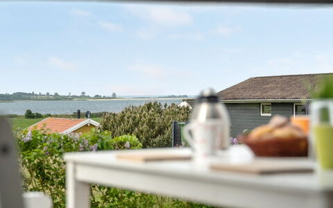 Ginnie - 300M from the Sea: Azul, Arbusto, Cabaña, Cobertura Del Suelo, Jardín, Inmuebles, Sombra, Paisajismo, Casa De Campo, Eco Hotel