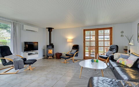 Alrich - 500M from the Sea: Mueble, Diseño De Interiores, Piso, Suelo, Madera, Sala, Sofá, Techo, Casa, Suelos De Madera