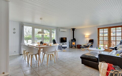 Alrich - 500M from the Sea: Piso, Diseño De Interiores, Techo, Madera, Suelo, Sala, Casa, Sofá, Mueble, Suelos De Madera