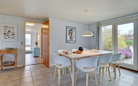 Alrich - 500M from the Sea: Mueble, Diseño De Interiores, Piso, Madera, Techo, Suelo, Silla, Mesa, Cocina Y Comedor Mesa, Comedor