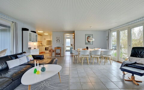 Alrich - 500M from the Sea: Piso, Madera, Diseño De Interiores, Techo, Suelo, Mueble, Sofá, Casa, Sala, Suelos De Madera