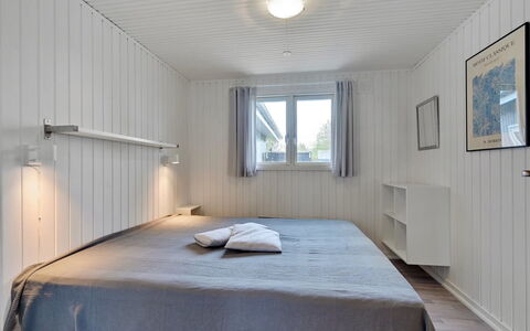 Alrich - 500M from the Sea: Madera, Suelo, Piso, Techo, Habitación, Diseño De Interiores, Cama, Habitación, Sábana, Madera Dura