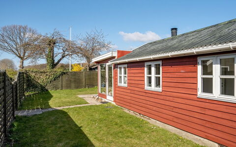 Loella - 35M from the Sea: Techo, Casa, Casa, Cabaña, Puerta, Vía Muerta, Cubierta, Porche, Tablón, Madera Dura