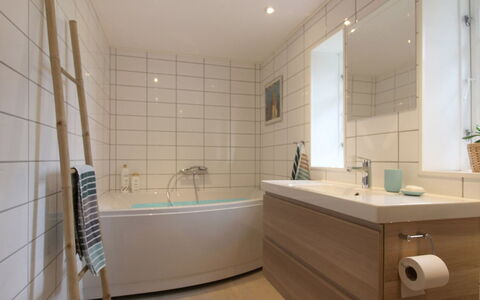 Harre - 300M from the Sea: Baño, Piso, Diseño De Interiores, Arreglo De Tubería, Suelo, Bañera, Lavabo Del Baño, Grifo, Lavabo, Plomería