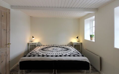 Harre - 300M from the Sea: Cama, Diseño De Interiores, Habitación, Mueble, Suelo, Pared, Piso, Madera, Lecho, Techo