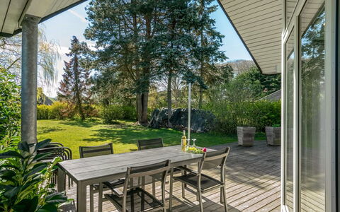 Maira - 150M from the Sea: Arbusto, El Terreno Del Lote, Casa, Jardín, Porche, Sombra, Cobertura Del Suelo, Paisajismo, Inmuebles