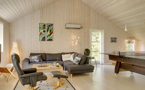 Maira - 150M from the Sea: Mueble, Diseño De Interiores, Piso, Madera, Sofá, Suelo, Sala, Suelos De Madera, Techo, Casa