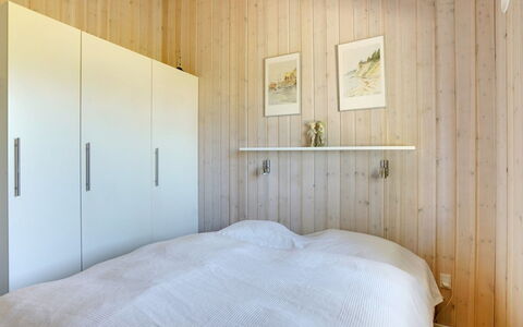 Maira - 150M from the Sea: Madera, Piso, Habitación, Suelo, Techo, Diseño De Interiores, Cama, Sábana, Lecho, Habitación