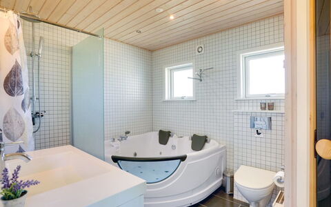 Maira - 150M from the Sea: Arreglo De Tubería, Diseño De Interiores, Piso, Bañera, Baño, Techo, Suelo, Plomería, Grifo, Casa