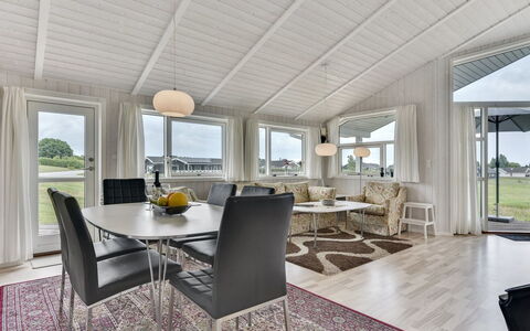 Sisko - 600M from the Sea: Techo, Suelo, Casa, Lámpara, Diseño, Suelos De Madera, Madera Dura, Sala, Cocina Y Comedor Mesa, Villa