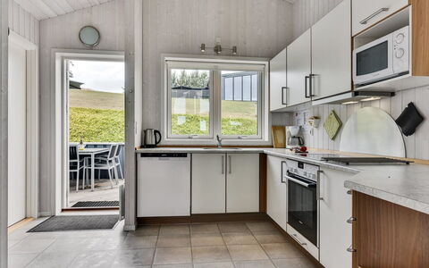 Sisko - 600M from the Sea: Casa, Cocina, Aparato De Cocina, Electrodoméstico, Techo, Electrodoméstico, Mostrador, Grifo, Fregadero, Madera Dura