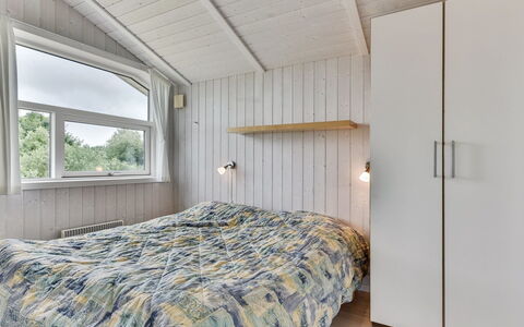 Sisko - 600M from the Sea: Habitación, Madera, Cama, Sábana, Techo, Lecho, Diseño De Interiores, Piso, Linos, Suelo
