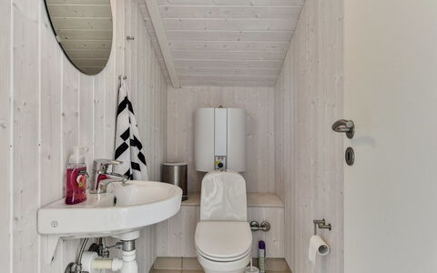 Sisko - 600M from the Sea: Arreglo De Tubería, Madera, Piso, Suelo, Baño, Diseño De Interiores, Lavabo, Baño, Plomería, Asiento Del Baño