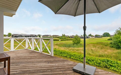 Sisko - 600M from the Sea: Mueble Para Exteriores, Mesa Al Aire Libre, Paraguas, Cubierta, Sombra, Silla, Jardín, Tablón, Suelos De Madera, Madera Dura
