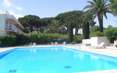 Saint-Tropez 515: Agua, Planta, Cielo, Piscina, Azur, Árbol, Sombra, Hierba, Ocio