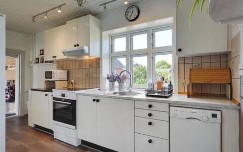 Evje - 250M from the Sea: Aparato De Cocina, Cocina, Mostrador, Electrodoméstico, Gabinetes, Piso, Diseño De Interiores, Estufa De Cocina, Electrodoméstico, Madera