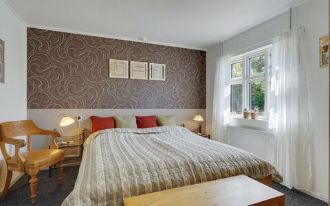 Evje - 250M from the Sea: Cama, Habitación, Diseño De Interiores, Lecho, Sábana, Mueble, Piso, Madera, Suelo, Techo