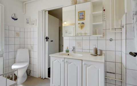 Evje - 250M from the Sea: Piso, Diseño De Interiores, Arreglo De Tubería, Suelo, Lavabo, Gabinetes, Grifo, Plomería, Mueble De Baño, Baño