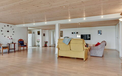 Joran - 120M from the Sea: Piso, Suelo, Suelos De Madera, Diseño De Interiores, Madera, Techo, Mueble, Suelo Laminado, Habitación, Sala