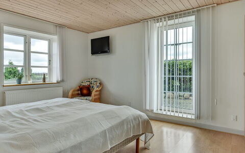 Joran - 120M from the Sea: Habitación, Diseño De Interiores, Cama, Madera, Suelo, Piso, Techo, Lecho, Sábana, Suelos De Madera
