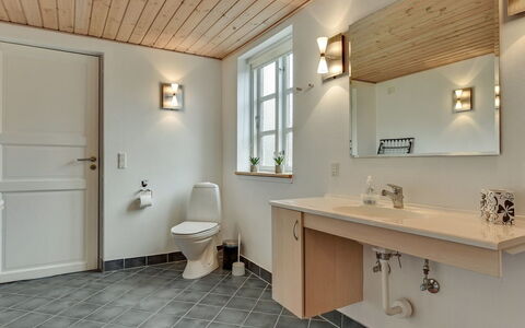 Joran - 120M from the Sea: Arreglo De Tubería, Piso, Diseño De Interiores, Lavabo Del Baño, Lavabo, Madera, Suelo, Baño, Techo, Grifo