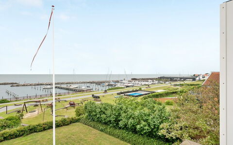 Stefanie - 10M from the Sea: Barrio Residencial, Techo, Suburbio, Entrada De Coches, Inmuebles, Tubo De Lámpara