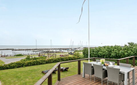 Stefanie - 10M from the Sea: Barrio Residencial, Techo, Suburbio, Entrada De Coches, Inmuebles, Tubo De Lámpara