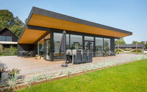 Sebbi - 90M from the Sea: Madera, Techo, Arquitectura, Casa, Casa, Cabaña, Vía Muerta, Madera Dura, Pendiente, Inmuebles