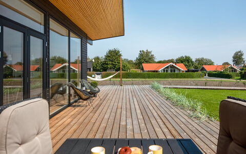 Sebbi - 90M from the Sea: Madera, Techo, Arquitectura, Casa, Casa, Cabaña, Vía Muerta, Madera Dura, Pendiente, Inmuebles