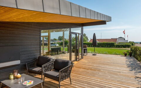 Sebbi - 90M from the Sea: Madera, Techo, Arquitectura, Casa, Casa, Cabaña, Vía Muerta, Madera Dura, Pendiente, Inmuebles