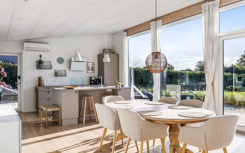 Sebbi - 90M from the Sea: Mueble, Piso, Diseño De Interiores, Suelo, Madera, Cocina Y Comedor Mesa, Silla, Comedor, Techo, Mesa