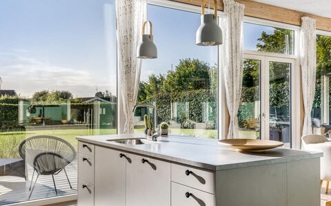Sebbi - 90M from the Sea: Cocina, Mueble, Diseño De Interiores, Mostrador, Lámpara, Piso, Techo, Suelo, Encendiendo, Casa