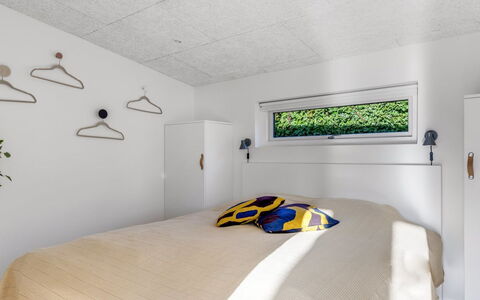 Sebbi - 90M from the Sea: Techo, Diseño De Interiores, Habitación, Suelo, Habitación, Lámpara, Sábana, Lecho, Cama, Marco De La Cama
