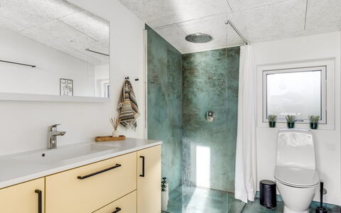 Sebbi - 90M from the Sea: Pared, Arreglo De Tubería, Piso, Diseño De Interiores, Suelo, Baño, Techo, Lavabo, Plomería, Mueble De Baño