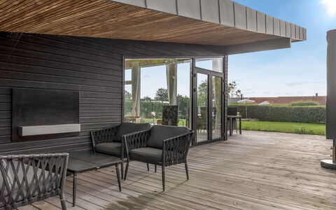 Sebbi - 90M from the Sea: Madera, Suelos De Madera, Cubierta, Madera Dura, Tablón, Porche, Manchas De Madera, Sombra, Mueble Para Exteriores, Patio