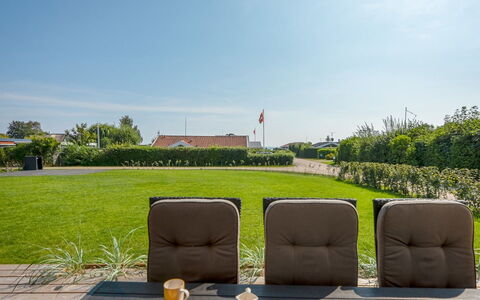Sebbi - 90M from the Sea: Cielo, Mueble, Hierba, Mueble Para Exteriores, Silla, Mesa, Mesa Al Aire Libre, El Terreno Del Lote, Jardín, Césped