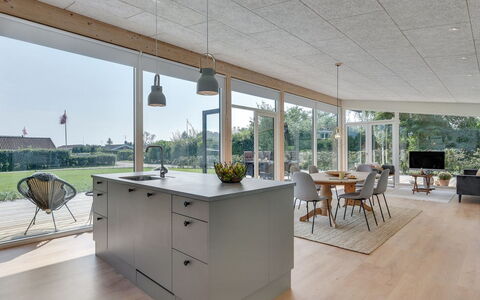 Sebbi - 90M from the Sea: Madera, Piso, Suelo, Techo, Material Natural, Silla, Madera Dura, Suelos De Madera, Cocina, Cocina Y Comedor Mesa