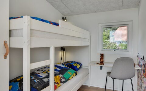 Sebbi - 90M from the Sea: Casa, Habitación, Vía Muerta, Marco De La Cama, Lecho, Cama, Dormitorio