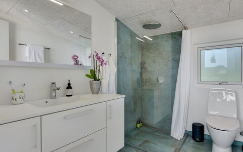 Sebbi - 90M from the Sea: Piso, Arreglo De Tubería, Pared, Diseño De Interiores, Suelo, Baño, Techo, Lavabo, Lavabo Del Baño, Mueble De Baño