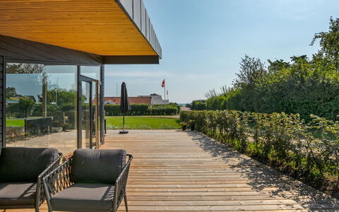 Sebbi - 90M from the Sea: El Terreno Del Lote, Jardín, Sombra, Paisajismo, Eco Hotel, Pasarela, Diseño, Yarda, Patio Interior