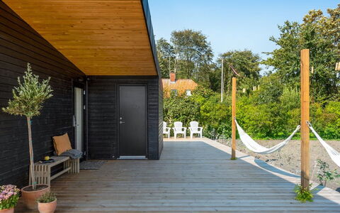Sebbi - 90M from the Sea: Madera, Tablón, Madera Dura, Cubierta, Suelos De Madera, Material Compuesto, Manchas De Madera, Vía Muerta, Sombra, Porche
