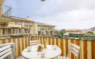 Saint-Tropez 550: Mesa, Cielo, Mueble, Edificio, Propiedad, Silla, Vajilla, Madera, Diseño De Interiores, Nube