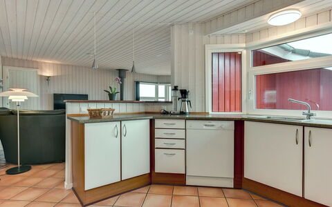 Henrijette - 200M from the Sea: Diseño De Interiores, Piso, Madera, Techo, Suelo, Mostrador, Cocina, Arreglo De Tubería, Lámpara, Gabinetes