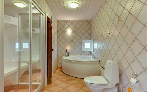 Henrijette - 200M from the Sea: Piso, Diseño De Interiores, Suelo, Arreglo De Tubería, Baño, Techo, Bañera, Plomería, Habitación, Grifo